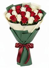 Букет Микс из красных и белых роз в Орле-Изумруде