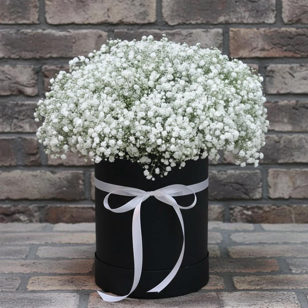 Цветочная композиция из Гипсофила в шляпной коробке в Орле-Изумруде