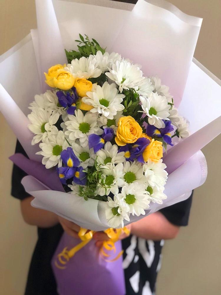 Букет цветов из: Ирисы, Хризантемы и Розы в Орле-Изумруде