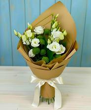 Букет цветов из:  Хризантемы и Лизиантусы в Орле-Изумруде