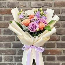 Букет цветов из:  Лизиантусы и Розы в Орле-Изумруде