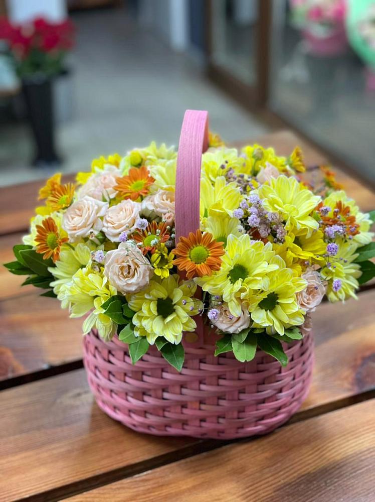Цветочная композиция из Хризантемы и Розы в корзине в Орле-Изумруде