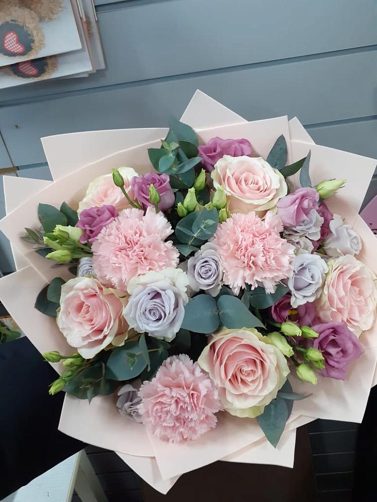 Букет цветов из: Розы, Гвоздики и Лизиантусы в Орле-Изумруде