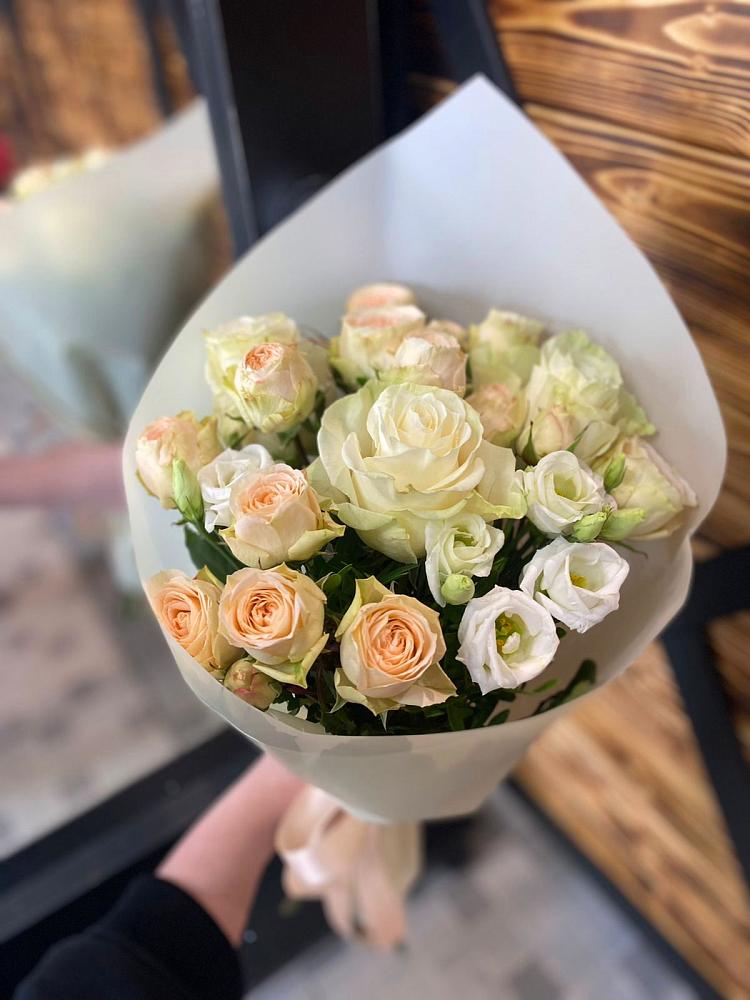 Букет цветов из: Розы и Лизиантусы в Орле-Изумруде